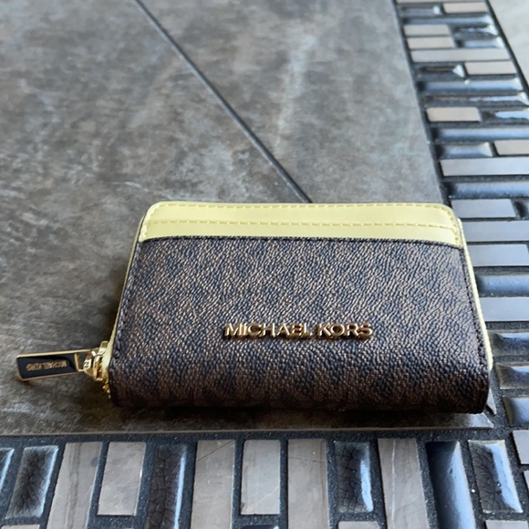 Michael Kors Medium Zip Around Card Case - Picture 2 of 16